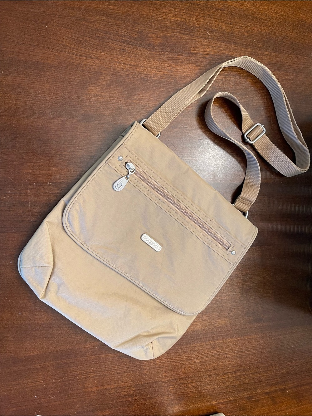NWOT Baggallini Tan Crossbody Bag Out and About Travel Bag - Picture 2 of 10